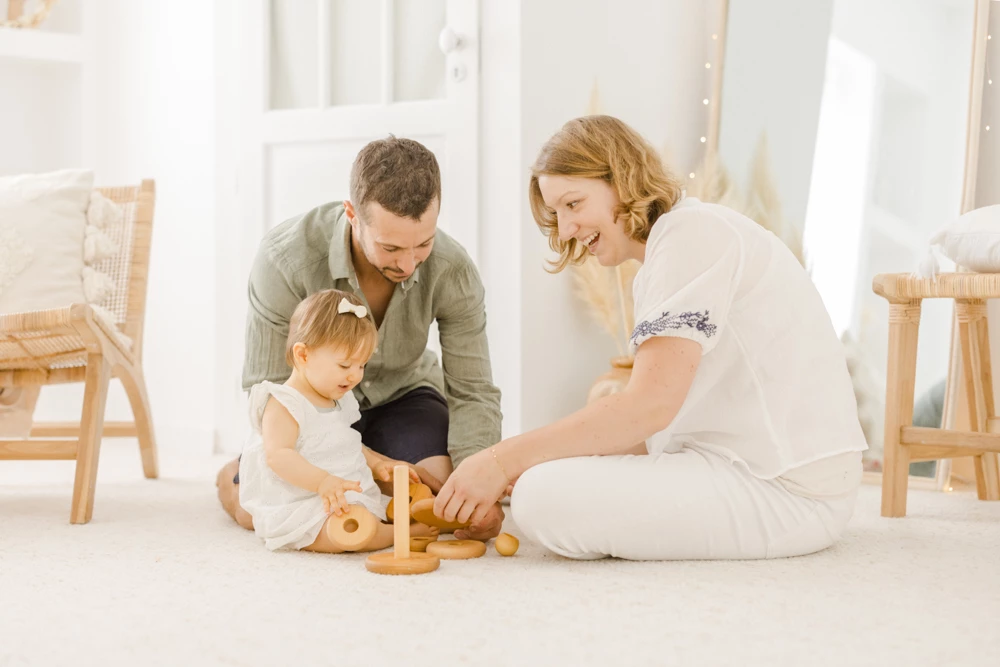 enfant famille bonheur jouer avec les enfants beige